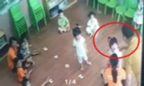 Phụ huynh đánh trẻ 2 tuổi trong lớp học (ảnh cắt từ clip).