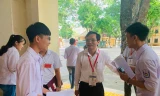 ảnh: Ông Mai Văn Trinh (ở giữa) kiểm tra thi THPT quốc gia 2019 tại Thanh Hóa