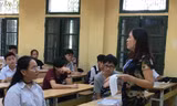 Thí sinh nghe giám thị phổ biến quy chế thi tại điểm thi THPT Quang Trung - Đống Đa