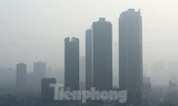 Hà Nội mờ mịt do sương mù và ô nhiễm không khí.