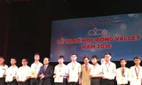 Bộ trưởng Phùng Xuân Nhạ trao học bổng cho học sinh xuất sắc