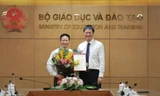 Thứ trưởng Bộ GD&ĐT ông Lê Hải An trao quyết định bổ nhiệm Phó chánh văn phòng Bộ cho ông Nguyễn Việt Hùng. 