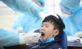 Lấy mẫu xét nghiệm học sinh Trường tiểu học Xuân Phương (Hà Nội).