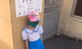Đi học sớm, 1 học sinh bị bắt đứng ngoài cổng trường giữa trưa nắng.