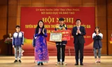 Lãnh đạo tỉnh Vĩnh Phúc trao thưởng cho học sinh đoạt thành tích cao tại kỳ thi học sinh giỏi quốc gia. 