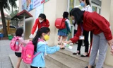 Học sinh được sát khuẩn tay trước khi vào lớp