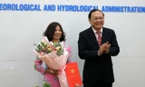 Thứ trưởng Lê Công Thành trao quyết định bổ nhiệm Phó Tổng cục trưởng cho bà Đặng Thanh Mai.