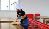 Trong khi học sinh nghỉ, các nhà trường vệ sinh trường lớp học.