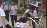 Hình ảnh nữ sinh đánh bạn được cắt từ clip