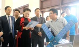 Chủ tịch Quốc hội Nguyễn Thị Kim Ngân thăm mô hình vệ tinh Micro Dragon của Viện Hàn lâm Khoa học và Công nghệ Việt Nam