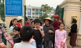 Phụ huynh đón con trưa ngày 5/4