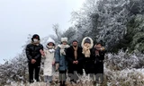 Du khách lên Cao Bằng ngắm băng giá trong đợt rét này. Ảnh: H.Cương