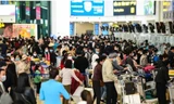 Sân bay Nội Bài nêm kín người ngày nghỉ Tết cuối cùng