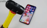 'Tra tấn' iPhone X bằng dao và búa
