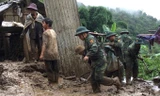 Bộ đội dầm mưa dựng nhà sập, tìm người mất tích ở Lai Châu