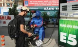 Nếu bỏ bán xăng RON 95, giá xăng E5 sẽ tăng vùn vụt?