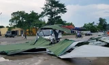 Lốc xoáy cuốn bay mái tôn, trùm lên xe tải đang chạy trên quốc lộ