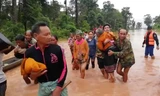 Người dân Lào được sơ tán khỏi khu vực nguy hiểm.