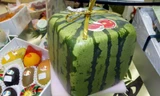 Dưa hấu Nhật đang được bán tại Việt Nam.