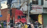 Container húc bay xe máy rồi lao vào tiệm vàng, 2 người thoát chết