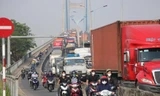 Xe tải sụp ‘hố tử thần’, cửa ngõ TPHCM ùn tắc nghiêm trọng 