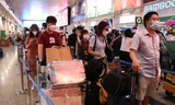 'Rồng rắn' xếp hàng về quê ở sân bay Tân Sơn Nhất sáng 27 Tết
