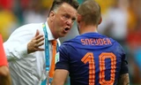 Huấn luyện viên Van Gaal sẽ mách nước kịp thời để nhạc trưởng Sneijder tỏa sáng?