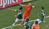 Robben có pha ngã rất đẹp ở cuối trận giúp Hà Lan giành chiến thắng kịch tính