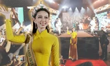 Lễ đón Hoa hậu Thùy Tiên nhưng sao fan ngỡ "lễ phong hậu" trong phim cổ trang thế này?
