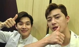 Netizen nháo nhào khi một trai đẹp nổi tiếng công khai nói "I Love You" với Park Seo Joon