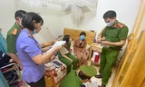 Cơ quan Cảnh sát điều tra Công an tỉnh Sơn La đọc lệnh bắt bà Nguyễn Thị Kim An. Ảnh: N.C