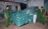 Số găng tay y tế bẩn tại nhà ông Hưng. Ảnh: CA
