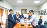 Ông Lê Quốc Phong, nguyên Bí thư thứ nhất T.Ư Đoàn, Chủ tịch T.Ư Hội Sinh viên Việt Nam, nay là Bí thư Tỉnh ủy Đồng Tháp trao quyết định thành lập Hội SVVN tại Singapore
