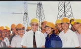Cố Thủ tướng Võ Văn Kiệt chụp hình kỷ niệm cùng cán bộ, kỹ sư, công nhân thi công đường dây 500 kV Bắc - Nam Ảnh Tư liệu