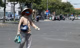 Nhờ triển khai chính sách nhanh, nhiều tỉnh đã hỗ trợ được cho hàng chục nghìn người bán vé số, trong đó Long An đã chuyển đến tay 10.362 người 7,7 tỷ đồng; Bà Rịa Vũng Tàu chuyển đến 3.700 người 2,8 tỷ đồng; Bến Tre hỗ trợ 7.100 người hơn 3,5 tỷ đồng; Cần Thơ đã chi 6,8 tỷ đồng cho hơn 5.600 người bán vé số Ảnh: Nhật Huy - Đồ họa: Quốc Anh