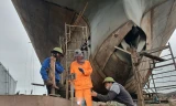 Công nhân lành nghề đang hàn thành vỏ tàu