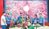 Đoàn viên, thanh niên tỉnh Bắc Giang và các TikToker nổi tiếng livestream quảng bá và bán vải thiều Bắc Giang Ảnh: Nguyễn Thắng