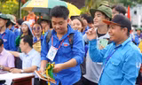Sân khấu hô hát bài chòi thu hút rất đông các bạn trẻ Ảnh: Giang Thanh