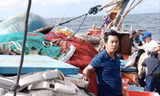 Ngư dân Nguyễn Ngọc Cảnh trong một chuyến đi biển