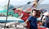 Ngư dân Nguyễn Ngọc Cảnh trong một chuyến đi biển