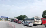 Ùn tắc kéo dài do xe phải dừng lấy vé trả tiền mặt tại trạm thu phí cao tốc Nội Bài - Lào Cai sáng 18/7 Ảnh: Anh Trọng 