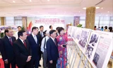 Thường trực Ban Bí thư Trần Cẩm Tú và các đại biểu tham quan triển lãm chuyên đề “Thành tựu 100 năm báo chí cách mạng Việt Nam” Ảnh: PV