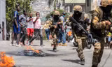 Người dân Haiti biểu tình gần đồn cảnh sát ở Petion Ville sau khi Tổng thống Jovenel Moise bị ám sát Ảnh: Getty Images