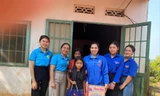 Chị Rơ Châm Byich (thứ 3, từ phải qua) cùng đoàn viên, thanh niên tặng quà em Rơ Châm Thoa 