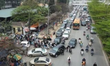 Xe ô tô xếp hàng kéo dài chờ đăng kiểm tại Trung tâm Đăng kiểm Cầu Giấy ngày 6/3