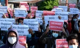 Người biểu tình giương khẩu hiệu ủng hộ NUG, phản đối đảo chính quân sự Ảnh: Getty 