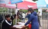 Người dân cung tiến tiền công đức tại Đền Trần (Nam Định) Ảnh: Nguyễn Trọng Tài