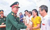 Tại Trường Sa, Trung tướng Nguyễn Trường Thắng - Tư lệnh Quân khu 7 trao bằng khen cho Tổng giám đốc Lê Thị Tố Nga (áo vàng) và đại diện các doanh nghiệp Ảnh: Đại Dương