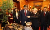 Tổng Bí thư Nguyễn Phú Trọng và Tổng Bí thư, Chủ tịch nước Trung Quốc Tập Cận Bình nghe giới thiệu về trà (12/2023) Ảnh: Trí Dũng