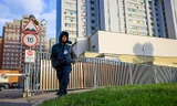 Một lính canh đứng ngoài toà nhà nơi đặt văn phòng thông tin của NATO ở Mátxcơva. Ảnh: Getty Images